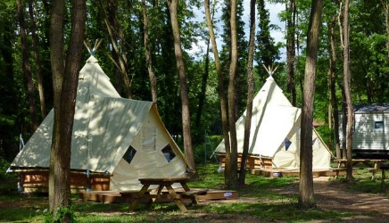 Bijzondere huuraccommodatie in de Ain, op **** du Lac Cormoranche : Amazone tent