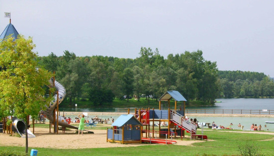 Lake Cormoranche in Ain: supervised swimming