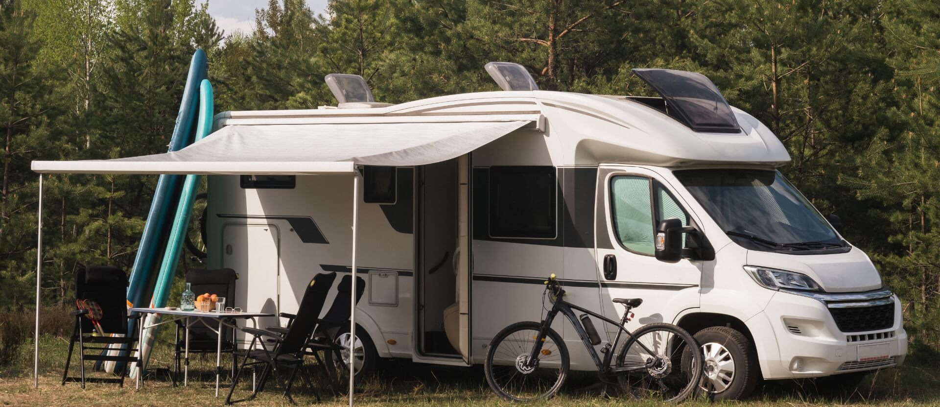 Emplacement ombragé de camping dans l’Ain, pour camping-car