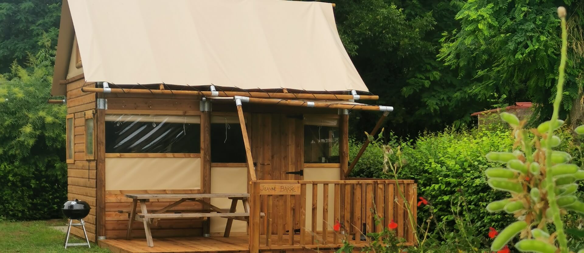 Vue extérieure de la tente lodge en location, dans le département de l’Ain