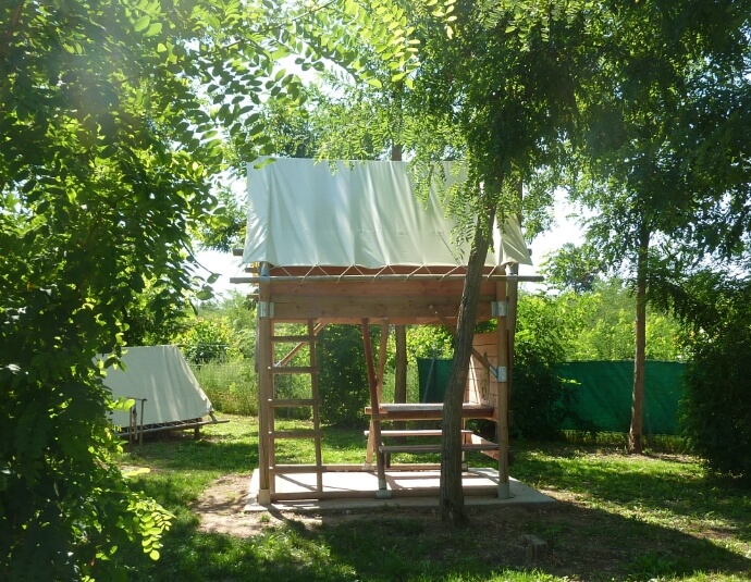 Tente bivouac, en location hébergement insolite dans l'Ain, au camping **** Lac de Cormoranche