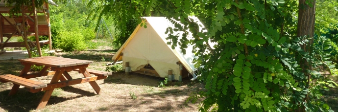 Außenansicht des Biwak-Zeltes, einer ungewöhnlichen Mietunterkunft auf dem Campingplatz **** Lac de Cormoranche im Ain Departement