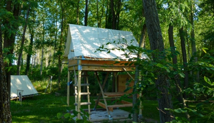 Location hébergement insolite en région Auvergne-Rhône-Alpes, au camping **** du Lac Cormoranche : Tente bivouac & bivouac perchée