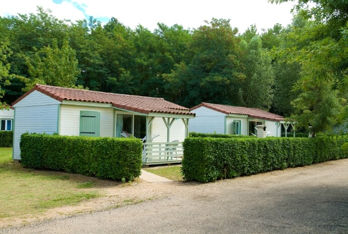 Buitenaanzicht van de huisjes te huur op de camping**** Lac Cormoranche ten zuiden van Mâcon