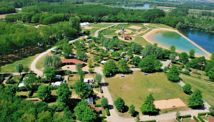 Vue aérienne des emplacements de camping, du camping**** lac de Cormoranche dans l'Ain