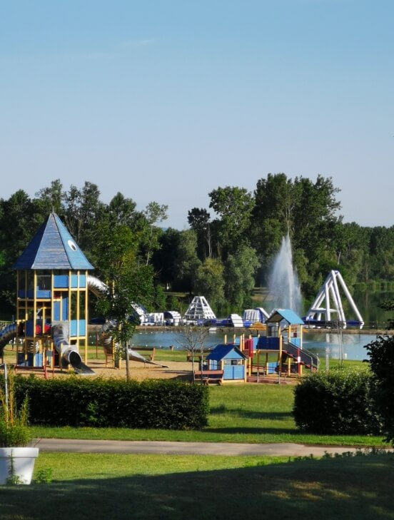 Kinderspiele und der Aqua Park am Lac Cormoranche im Departement Ain
