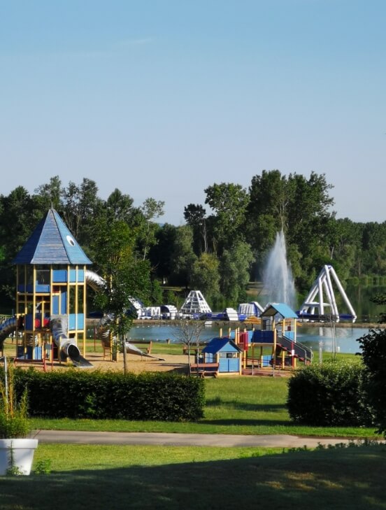 Kinderspelen en AquaParc bij Lac Cormoranche in de regio Ain