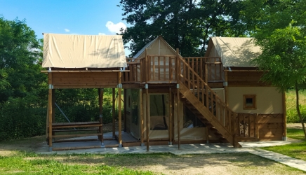 Ungewöhnliche Mietunterkunft südlich von Mâcon auf dem Campingplatz **** du Lac Cormoranche: Tente le Nid / Nest-Zelt