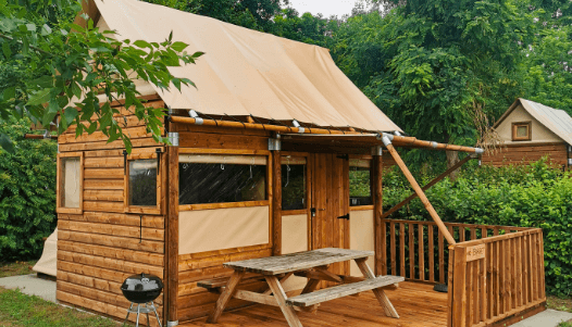 Tente Lodge : ongewone huuraccommodatie ten zuiden van Mâcon, op de camping **** in Lac Cormoranche