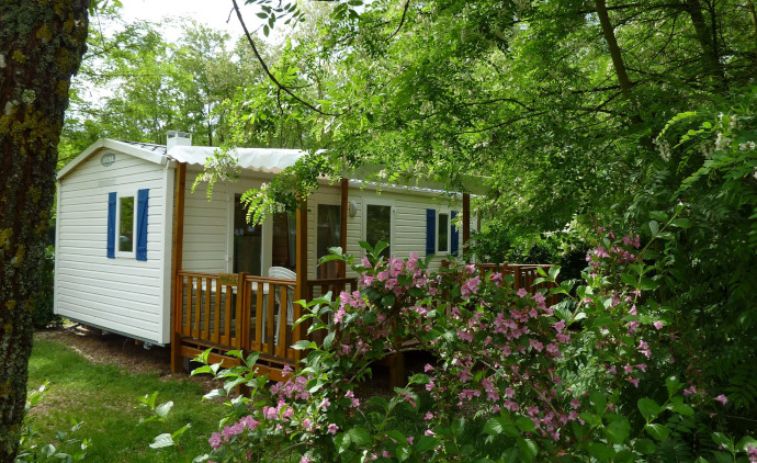 Mobil-home 2 chambres dans l’Ain avec terrasse extérieure, en location au camping **** du Lac Cormoranche dans l'Ain