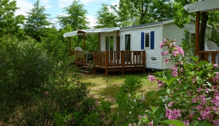 2-bedroom mobile homes for rent at Lake Cormoranche **** campsite, south of Mâcon
