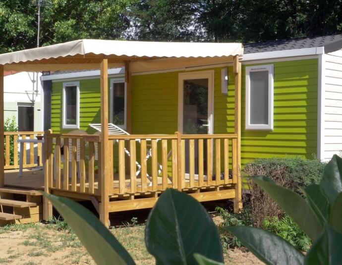 Außenansicht des Mobilheims 3 Schlafzimmer mit überdachter Terrasse und Gartenmöbel, zu vermieten auf dem Campingplatz**** am Cormoranche-See