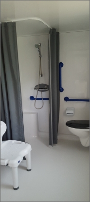 The bathroom with toilet of the PRM mobile home, for rent at Lake Cormoranche **** campsite in Ain