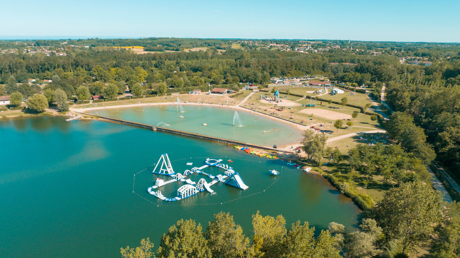 Luchtfoto van het recreatiecentrum Cormoranche Lake
