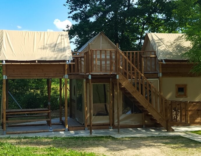 Vue extérieure du nid - hébergement insolite dans l’Ain, en location au camping**** du Lac Cormoranche