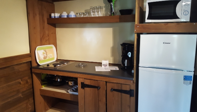 Kitchen of the Nid - unusual accommodation in the Auvergne-Rhône-Alpes region, for rent at Lake Cormoranche**** campsite