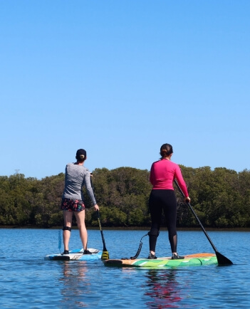 Activité paddle, sur le lac de Cormoranche