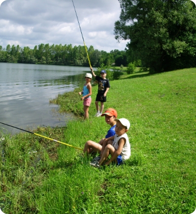 Angeln mit der Familie auf der Freizeitanlage Lac Cormoranche im Departement Ain