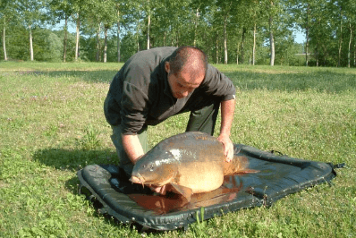 Vissen op camping Lac de Cormoranche