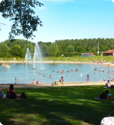 Baignade sur la plage de loisirs du Lac Cormoranche dans l'Ain