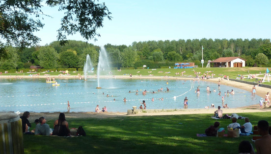 Der Strand am See von Cormoranche im Departement Ain