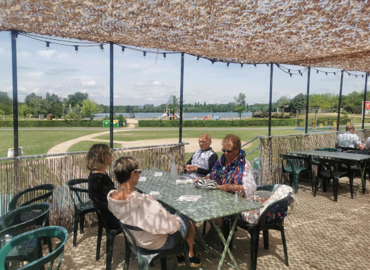 La terrasse du restaurant du camping**** du lac de Cormoranche