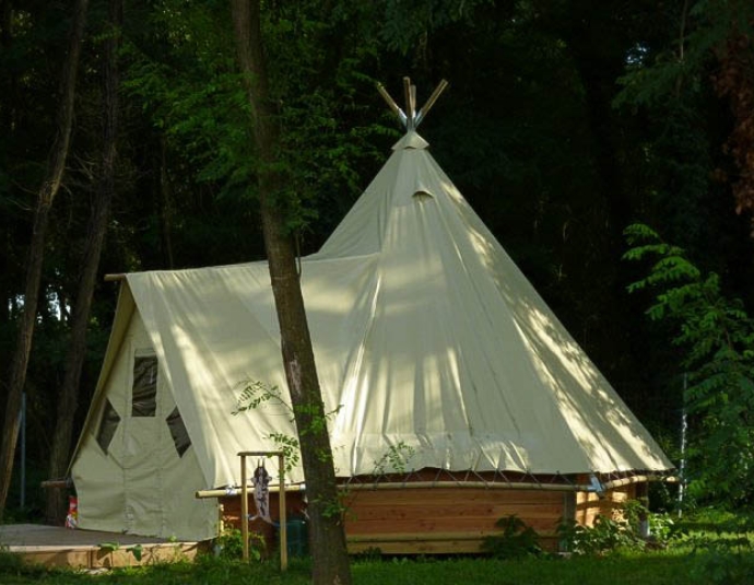 Vue extérieure de la tente Tipi, hébergement insolite dans l’Ain au camping**** du Lac Cormoranche