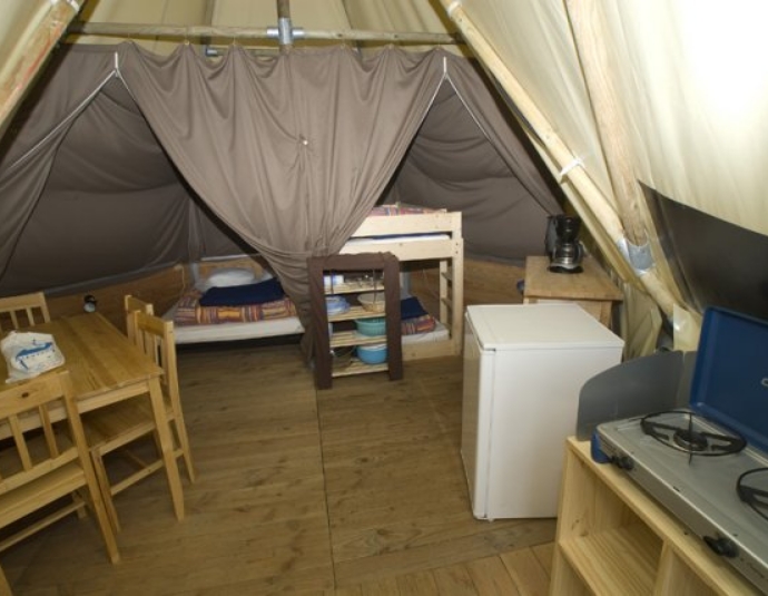 Binnenzicht van de Tipi-tent, ongewone accommodatie ten zuiden van Mâcon op camping **** aan het Lac Cormoranche