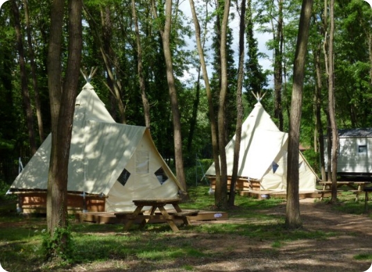 Tipi, ongewone accommodatie op camping Lac de Cormoranche in het departement Ain