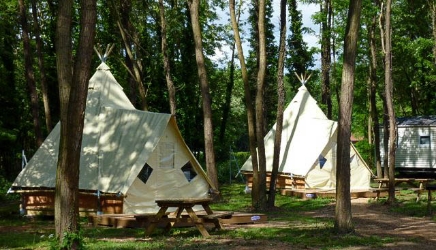 Vermietung ungewöhnliche Unterkunft im Departement Ain, auf dem Campingplatz **** du Lac Cormoranche: Tipi-Zelt