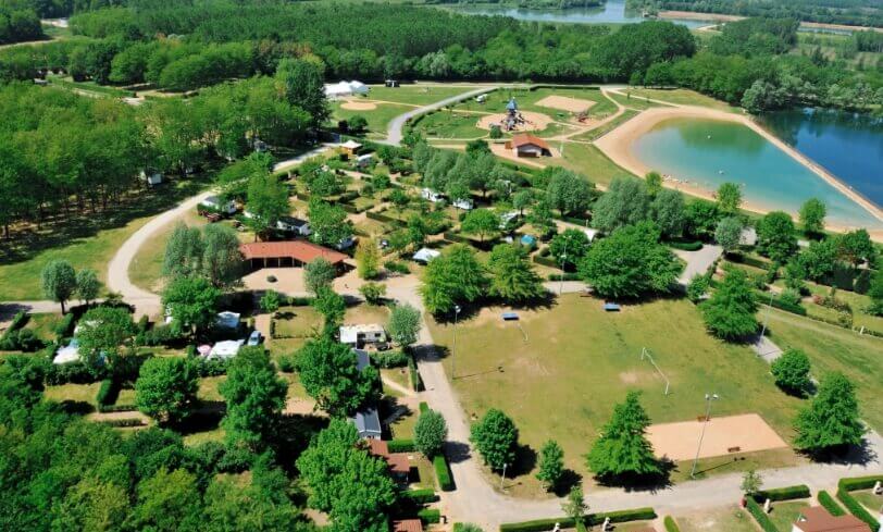 Vue aérienne du camping du lac Cormoranche, camping dans l'Ain