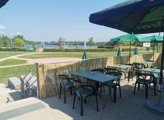 Uitzicht op het restaurant van camping Lac de Cormoranch