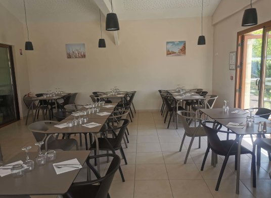 Le restaurant du camping**** du lac de Cormoranche dans l’Ain